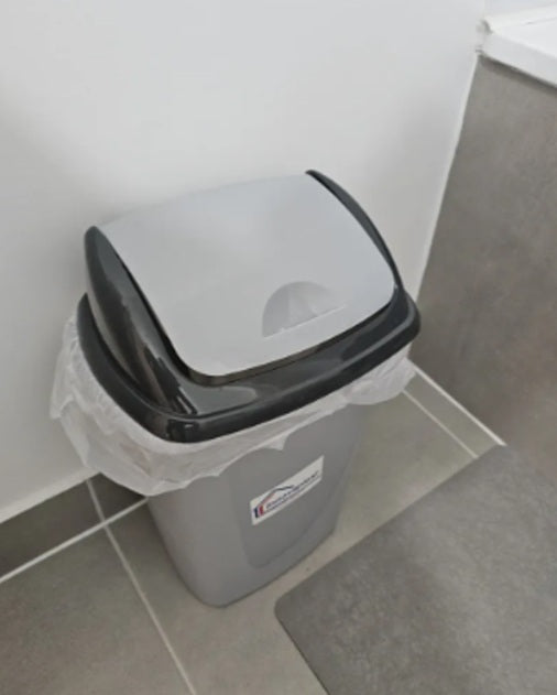 Basurero Plástico 15 L con Tapa Vaivén